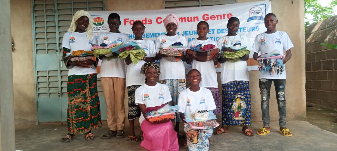 Des jeunes scolaires de Nouna outillés en confection de couches hygiéniques