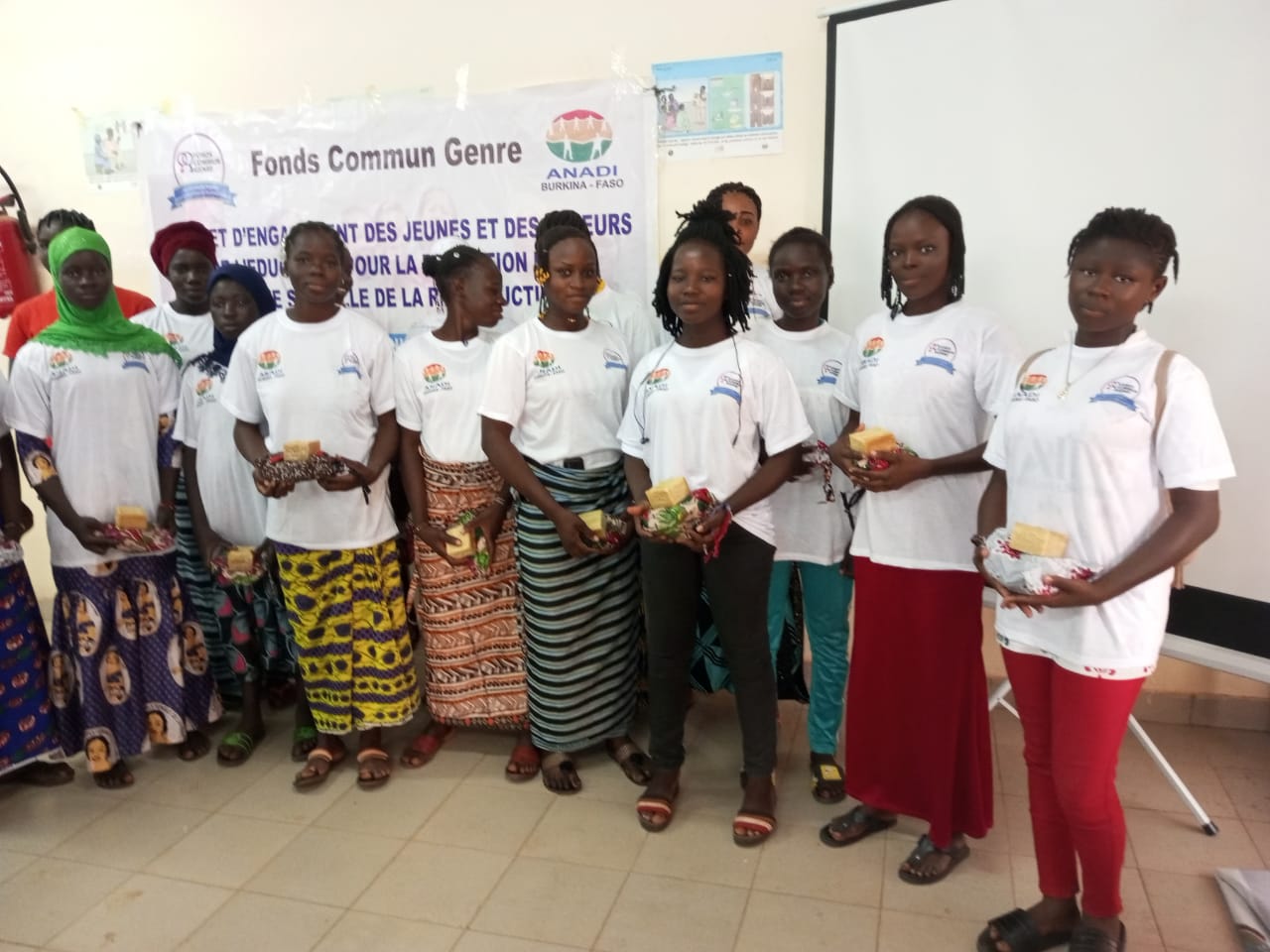 500 kits d’hygiène menstruelle offerts aux élèves déplacées internes de Dédougou