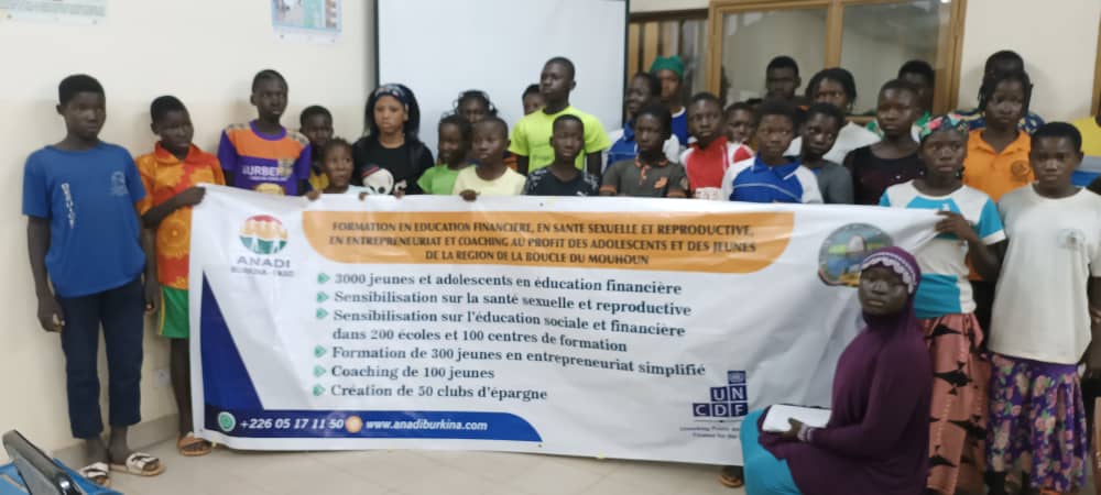 Causeries sur l’éducation financière avec des adolescents à Dédougou